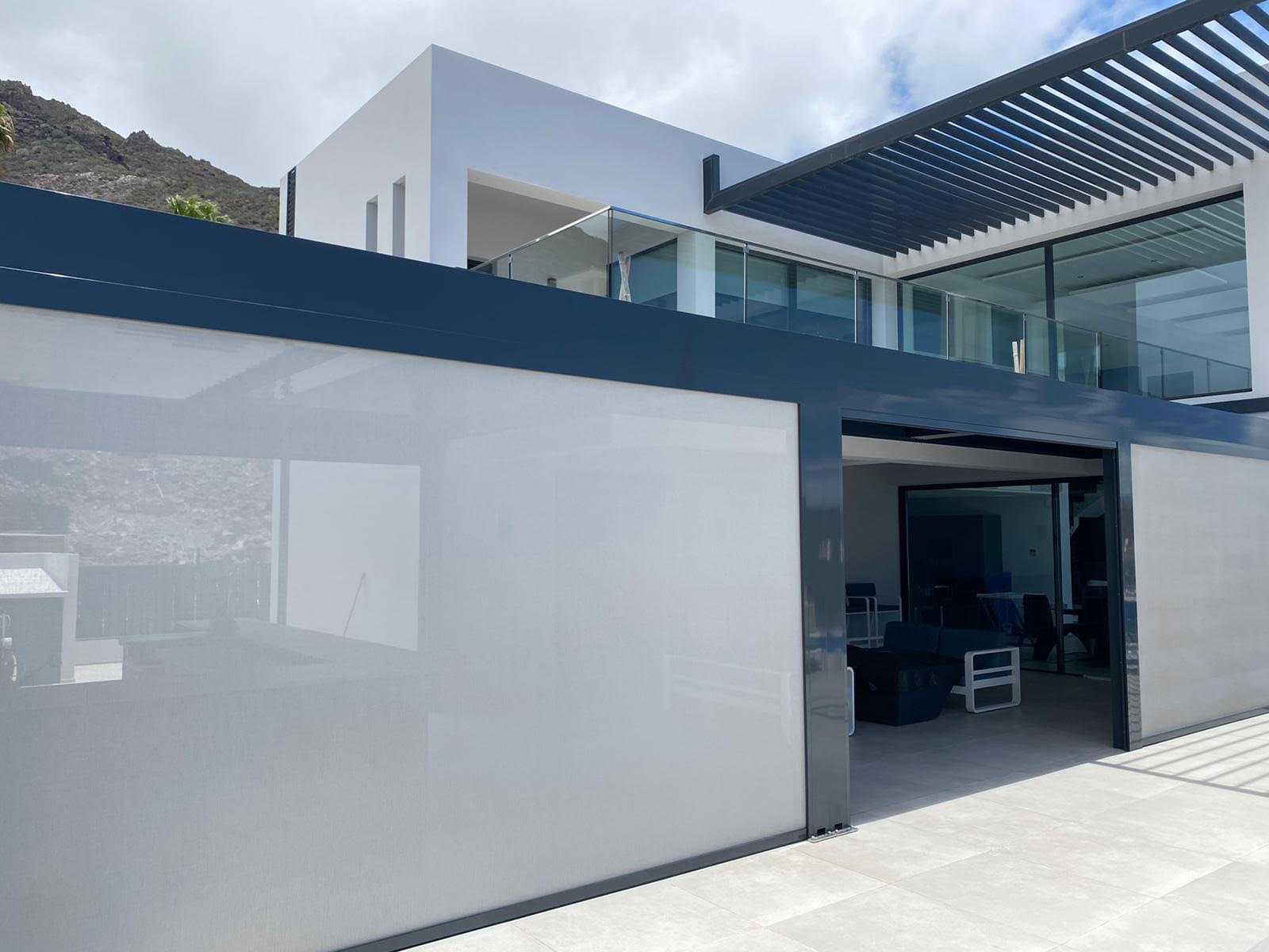 Pérgola bioclimática para una zona exterior residencial