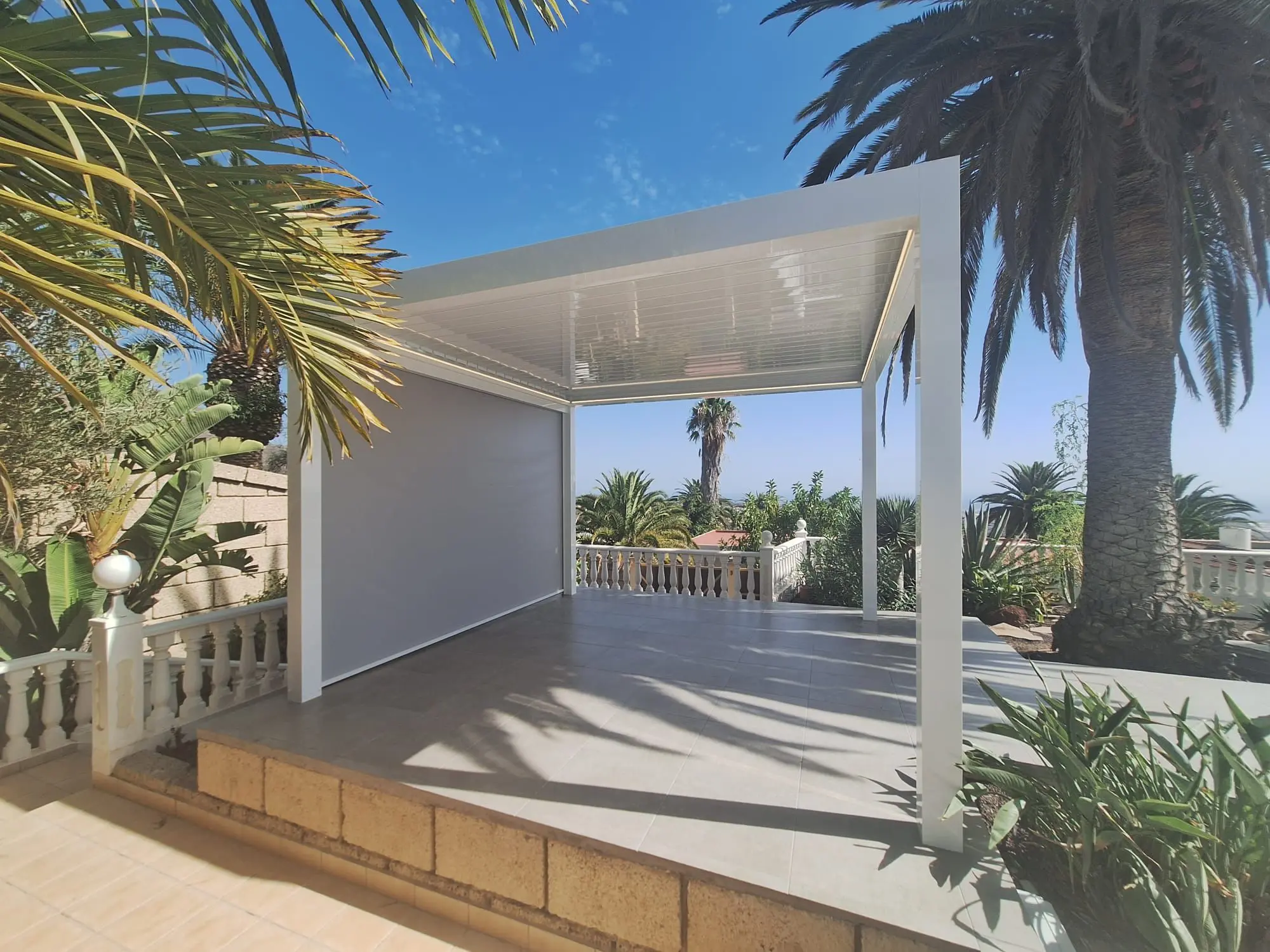 Bioclimatic pergola for an outdoor terrace in Tenerife