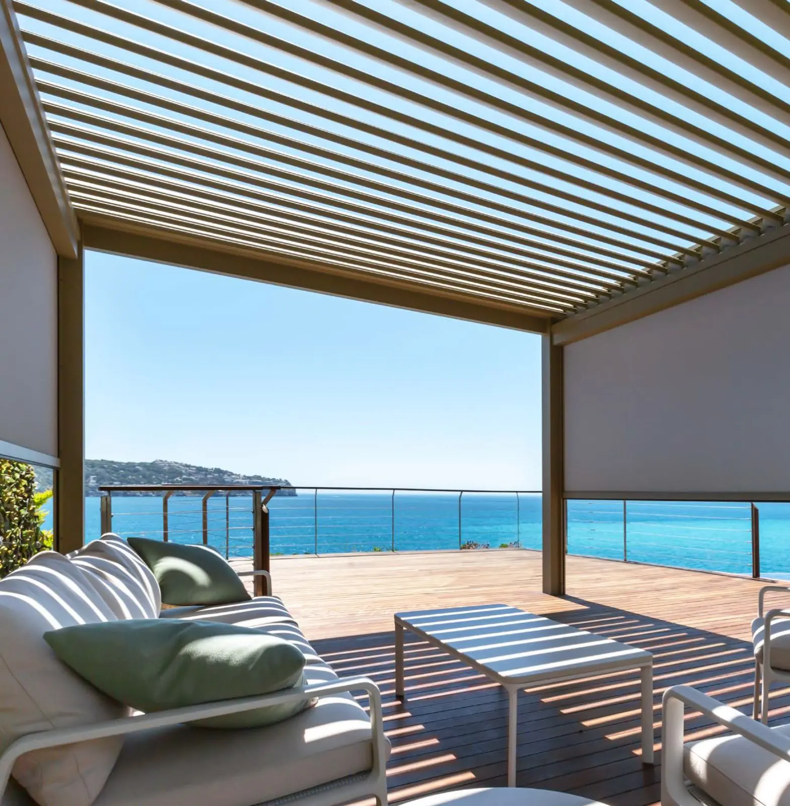 Pérgola bioclimática con lamas orientables instalada en una terraza en Tenerife