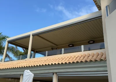 Brown-finished pergola for outdoor spaces in Tenerife