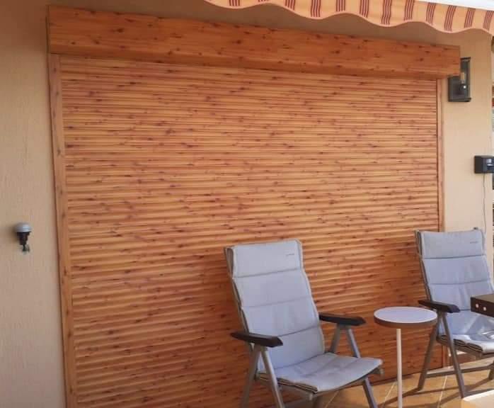 Roller shutter for sun protection and privacy in a home