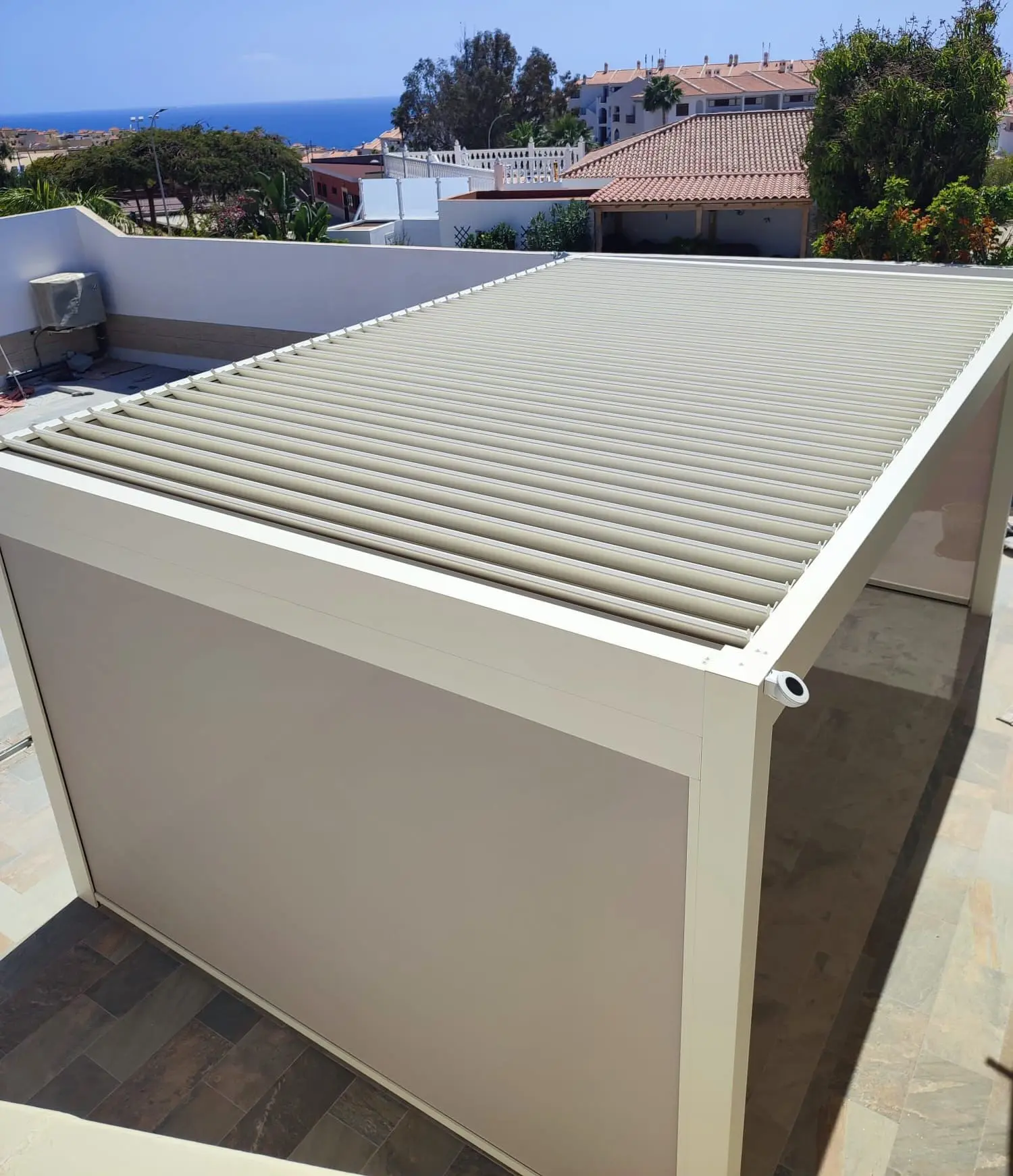 Bioclimatic pergola as a sun protection system for a terrace in Tenerife