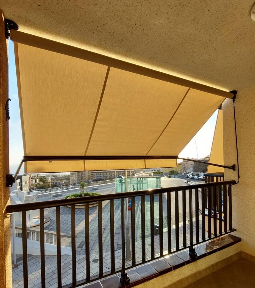 Vista desde el interior de un toldo desplegado en una terraza en Tenerife