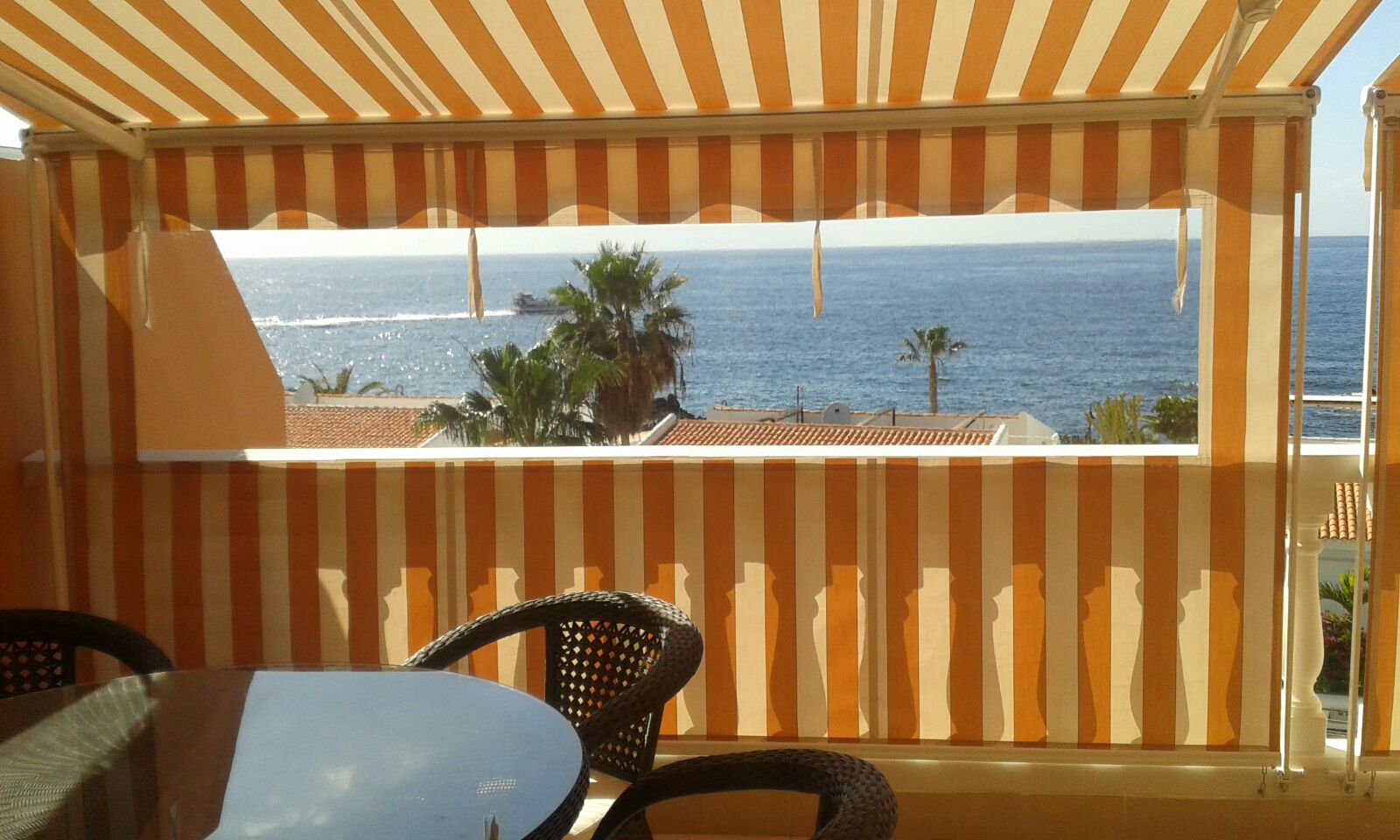 Toldo para terraza instalado en una vivienda en Tenerife