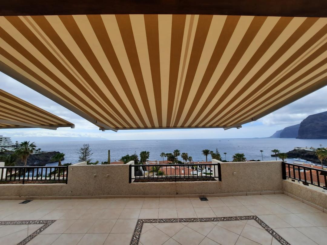 Toldo instalado en una zona exterior