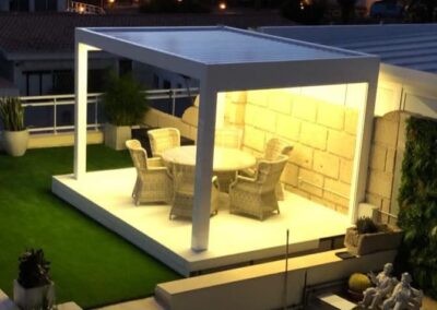 Pérgola instalada en un jardín residencial en Tenerife