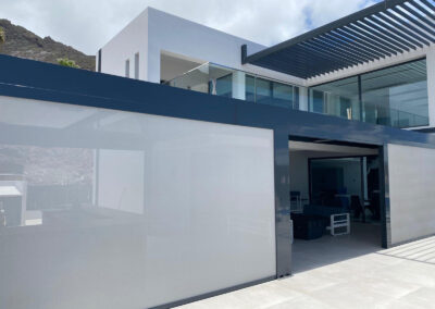 Pérgola bioclimática para una zona exterior residencial