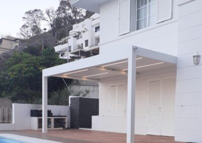 Pérgola bioclimática integrada en una terraza