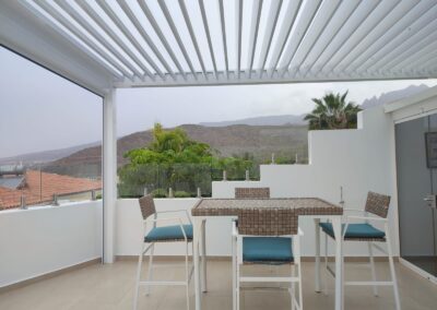 Pérgola bioclimática instalada en una terraza en Tenerife