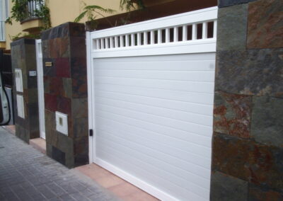 Puerta de garaje instalada en una vivienda en Tenerife