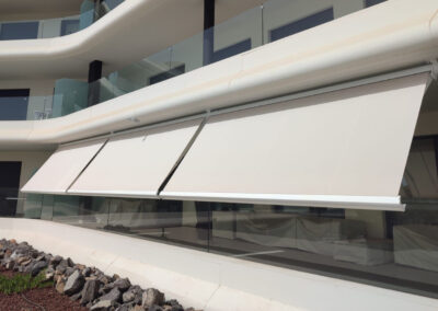 Toldo instalado para protección solar en el sur de Tenerife