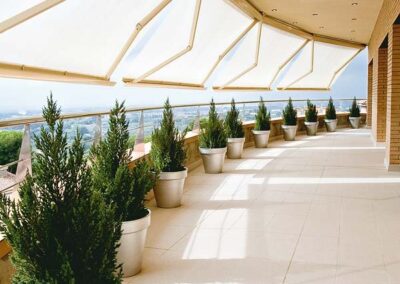 Toldo instalado en una terraza para protección solar en Tenerife