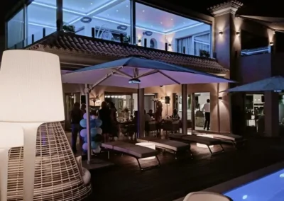 Pérgola interior para ventana de techo que permite controlar la entrada de luz en Tenerife