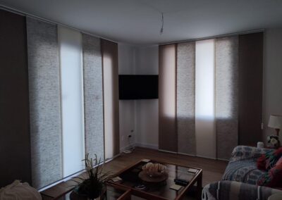 Estores interiores instalados en un salón para regular la entrada de luz en Tenerife