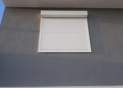Persiana enrollable gris instalada como protección solar en Tenerife