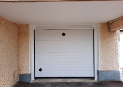 Puerta de garaje instalada en una vivienda en Tenerife