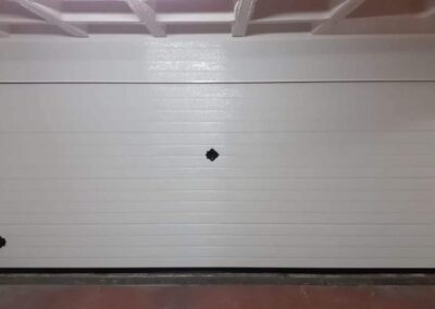 Puerta de garaje instalada en una vivienda
