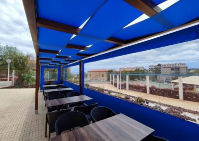 Toldo de lona azul instalado sobre una terraza exterior en Tenerife