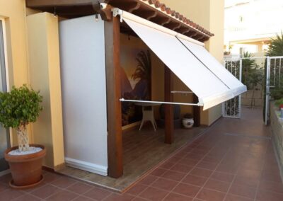 Toldo de brazo abatible instalado sobre una terraza de vivienda en Tenerife