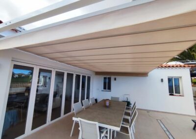 Toldo retráctil instalado para cubrir una terraza exterior en Tenerife