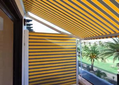 Toldo de techo combinado con protección solar lateral en una terraza en Tenerife