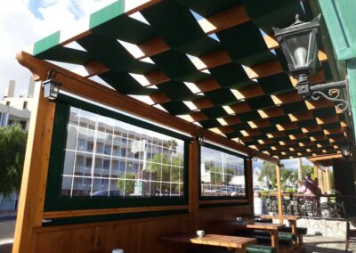 Toldo de techo instalado para dar sombra a una terraza en Tenerife