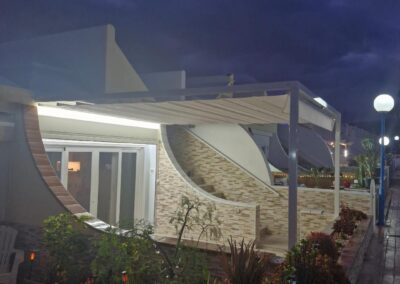 Toldo instalado sobre una zona de terraza exterior iluminada en Tenerife