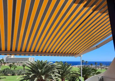 Toldo instalado en una terraza para protección solar en el sur de Tenerife