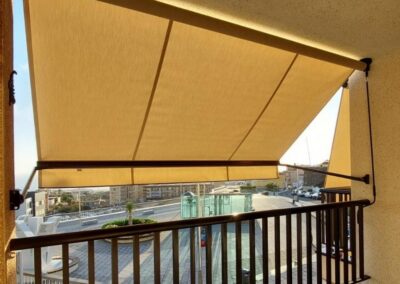 Vista desde el interior de un toldo desplegado en una terraza en Tenerife