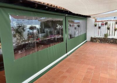 Toldo vertical instalado como protección solar en el sur de Tenerife