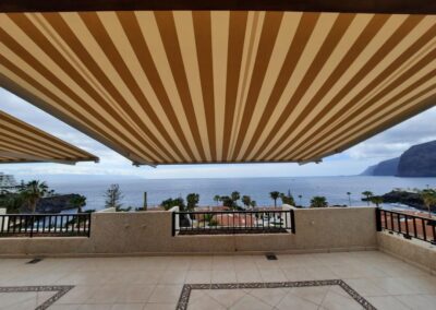 Toldo instalado en una zona exterior